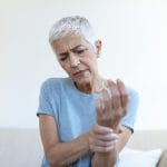 Douleurs articulaires à la ménopause : pourquoi on a mal partout et comment agir